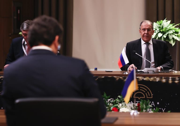 10. März: Ein Treffen der Außenminister Russlands und der Ukraine im türkischen Antalya bringt keine Fortschritte. Altkanzler Gerhard Schröder spricht mit Russlands Präsident Putin in Moskau.
