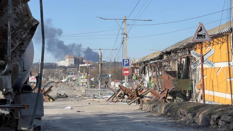 11. März: Die gegenseitige Angst vor einem Einsatz von Bio- und Chemiewaffen wächst. Russland attackiert Gebiete in der West-Ukraine. Im Bild: Angriff nahe Irpin und Bucha, westlich von Kiew.