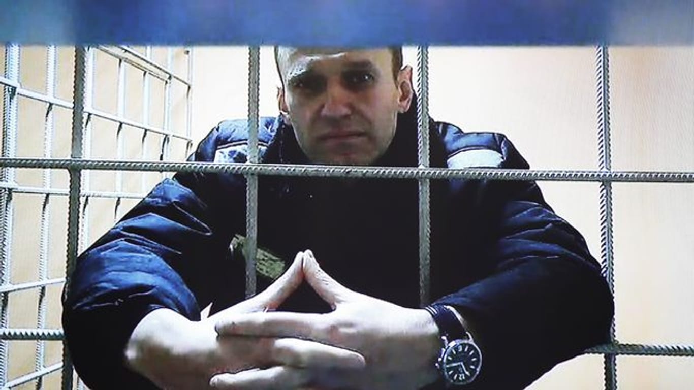 Alexej Nawalny wird während einer Gerichtsverhandlung im vergangenen Dezember per Video aus einem Gefängnis zugeschaltet.
