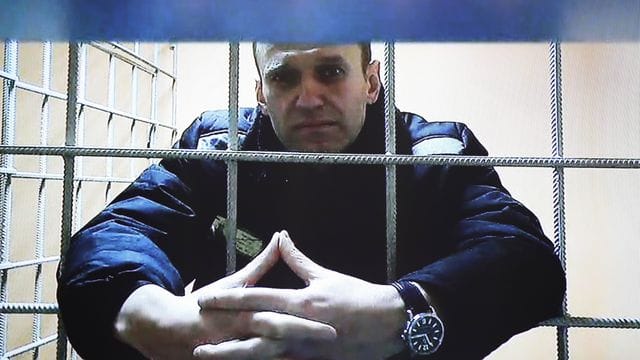 Alexej Nawalny wird während einer Gerichtsverhandlung im vergangenen Dezember per Video aus einem Gefängnis zugeschaltet.