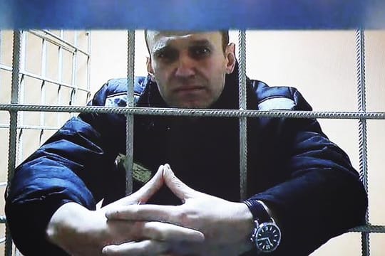 Alexej Nawalny wird während einer Gerichtsverhandlung im vergangenen Dezember per Video aus einem Gefängnis zugeschaltet.