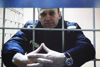 Alexej Nawalny wird während einer Gerichtsverhandlung im vergangenen Dezember per Video aus dem Gefängnis zugeschaltet.