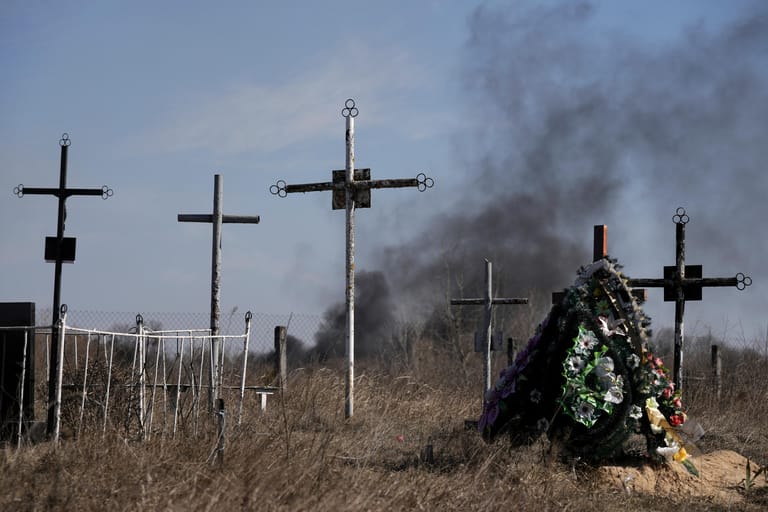 12. März: Russland verstärkt seine Angriffe auf umkämpfte Städte. Aus dem Süden und Osten der Ukraine sowie aus der Umgebung der Hauptstadt Kiew werden heftige Kämpfe gemeldet. Abgebildet: Angriff in Wassylkiw, etwa 30 Kilometer südwestlich von Kiew.