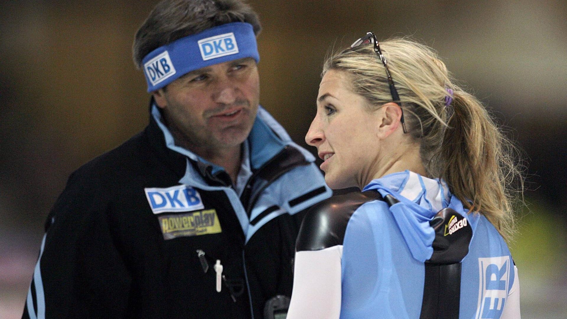 Ex-Eisschnelllauf-Bundestrainer Markus Eicher (li.) im Gespräch mit Anni Friesinger-Postma: Der Coach ist mit 67 Jahren verstorben (Bild aus dem Jahr 2006).