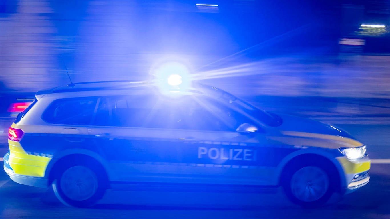 Polizeiwagen fährt mit Blaulicht (Symbolbild): Die Beamten fassen einen der zwei mutmaßlichen Einbrecher.