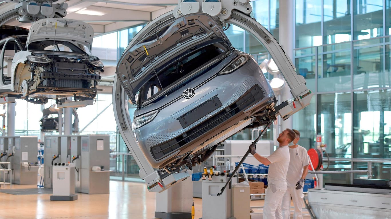 VW-Mitarbeiter in der Produktion: Im vergangenen Jahr konnte Volkswagen seinen operativen Gewinn im Vergleich zu 2020 fast verdoppeln.