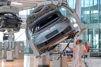 VW-Mitarbeiter in der Produktion: Im vergangenen Jahr konnte Volkswagen seinen operativen Gewinn im Vergleich zu 2020 fast verdoppeln.