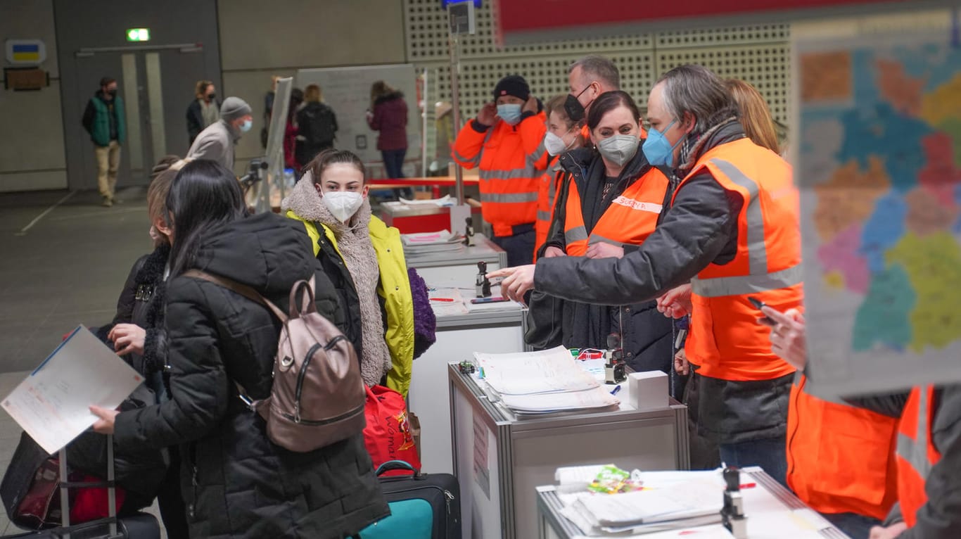 Kostenlose Bahntickets erhalten ukrainische Flüchtlinge an einer Anlaufstelle der Deutschen Bahn im Berliner Hauptbahnhof: Eine Hotline soll sie bei ihrer Ankunft in Berlin unterstützen.