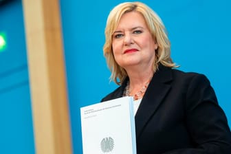 Eva Högl (SPD), Wehrbeauftragte des Bundestages: Die Wehrbeauftragte schreibt, sie sei "bestürzt" von den Berichten der Soldaten.