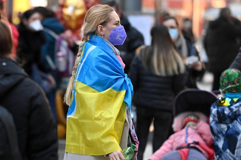 14. März: Verhandlungen zwischen Russland und der Ukraine über eine Waffenruhe bringen wieder keine greifbaren Ergebnisse. Erstmals räumt ein ranghoher Beamter aus dem Sicherheitsapparat Putins ein, der russische Angriff komme nicht voran wie geplant. Deutschland verzeichnet laut Bundesinnenministerium 146.998 Geflüchtete aus der Ukraine. Die UN beziffert die Gesamtzahl auf rund 2,7 Millionen. Im Bild: Ankunft am Hauptbahnhof in München.