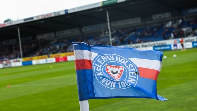 Beim Fußball-Zweitligisten Holstein Kiel wurden im direkten Mannschaftsumfeld fünf Corona-Infektionen festgestellt.