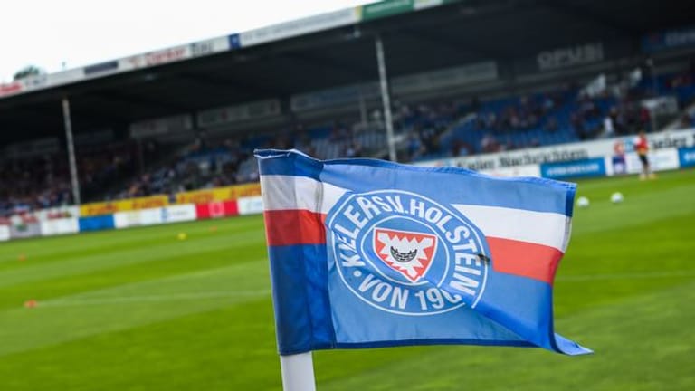Beim Fußball-Zweitligisten Holstein Kiel wurden im direkten Mannschaftsumfeld fünf Corona-Infektionen festgestellt.