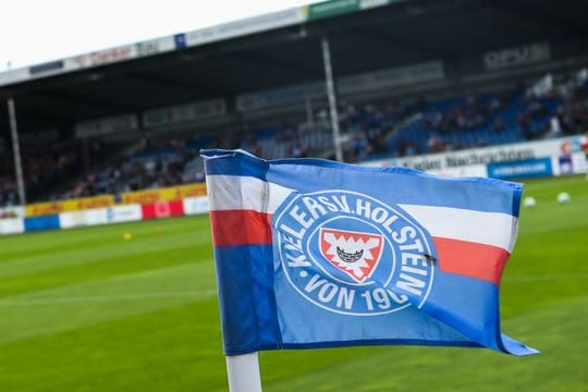 Beim Fußball-Zweitligisten Holstein Kiel wurden im direkten Mannschaftsumfeld fünf Corona-Infektionen festgestellt.