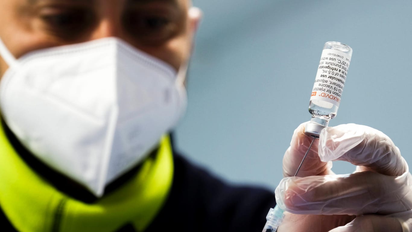 Ein Impfstoff gegen das Coronavirus wird in eine Spritze aufgezogen (Symbolbild): Impfungen bieten den besten Schutz vor schweren Verläufen.