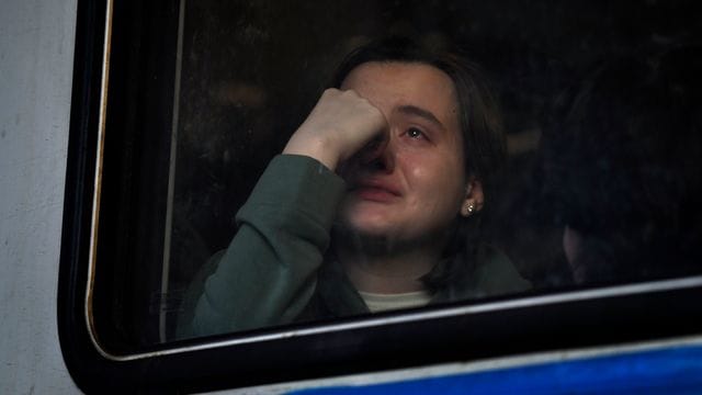 Menschen, die vor der russischen Invasion fliehen, besteigen am Hauptbahnhof in Lwiw (Ukraine) einen Zug nach Polen.