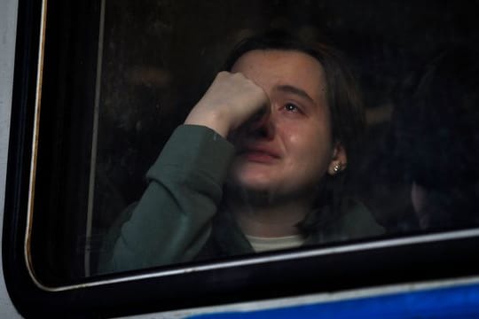 Menschen, die vor der russischen Invasion fliehen, besteigen am Hauptbahnhof in Lwiw (Ukraine) einen Zug nach Polen.