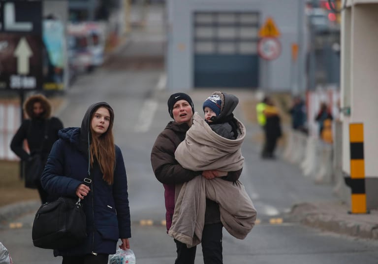 5. März: Moskau und Kiew beschuldigen sich gegenseitig, eine für mehrere Stunden vereinbarte Feuerpause für einen humanitären Korridor in der Region Mariupol zu missachten. Abgebildet: Ukrainische Geflüchtete an der polnischen Grenze.