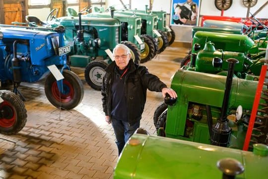 40 historische Trecker glänzen in der Treckersammlung von Jürgen Scharnhop.