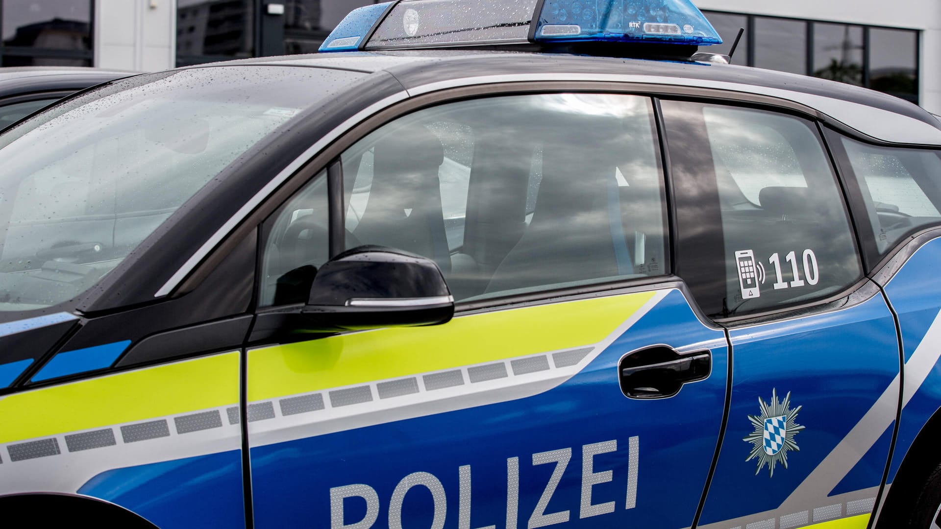Ein Einsatzwagen der Polizei (Symbolbild): Die Polizei ermittelt weiterhin zu den Fall. Ein Einsatzwagen der Polizei (Symbolbild): Die Polizei ermittelt weiterhin zu den Fall.
