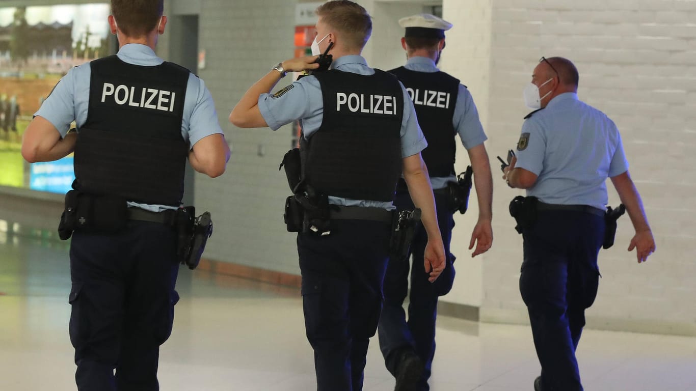 Bundespolizisten am Hannoveraner Hauptbahnhof (Archivbild): Für den aggressiven Mann reichte das Bahnsicherheitspersonal nicht mehr aus.