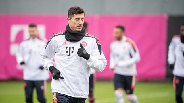 Robert Lewandowski beim Aufwärmen vor dem Training des FC Bayern München. Robert Lewandowski beim Aufwärmen vor dem Training des FC Bayern München.