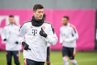 Robert Lewandowski beim Aufwärmen vor dem Training des FC Bayern München.