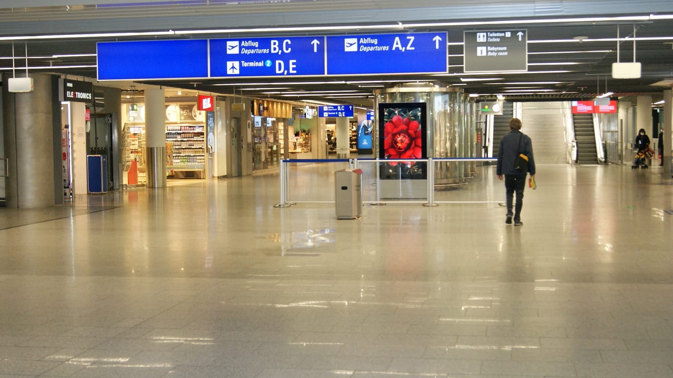 Leere Hallen am größten Flughafen Deutschlands: Auch der Einzelhandel und die Flughafengastronomie sind von dem Streik betroffen.