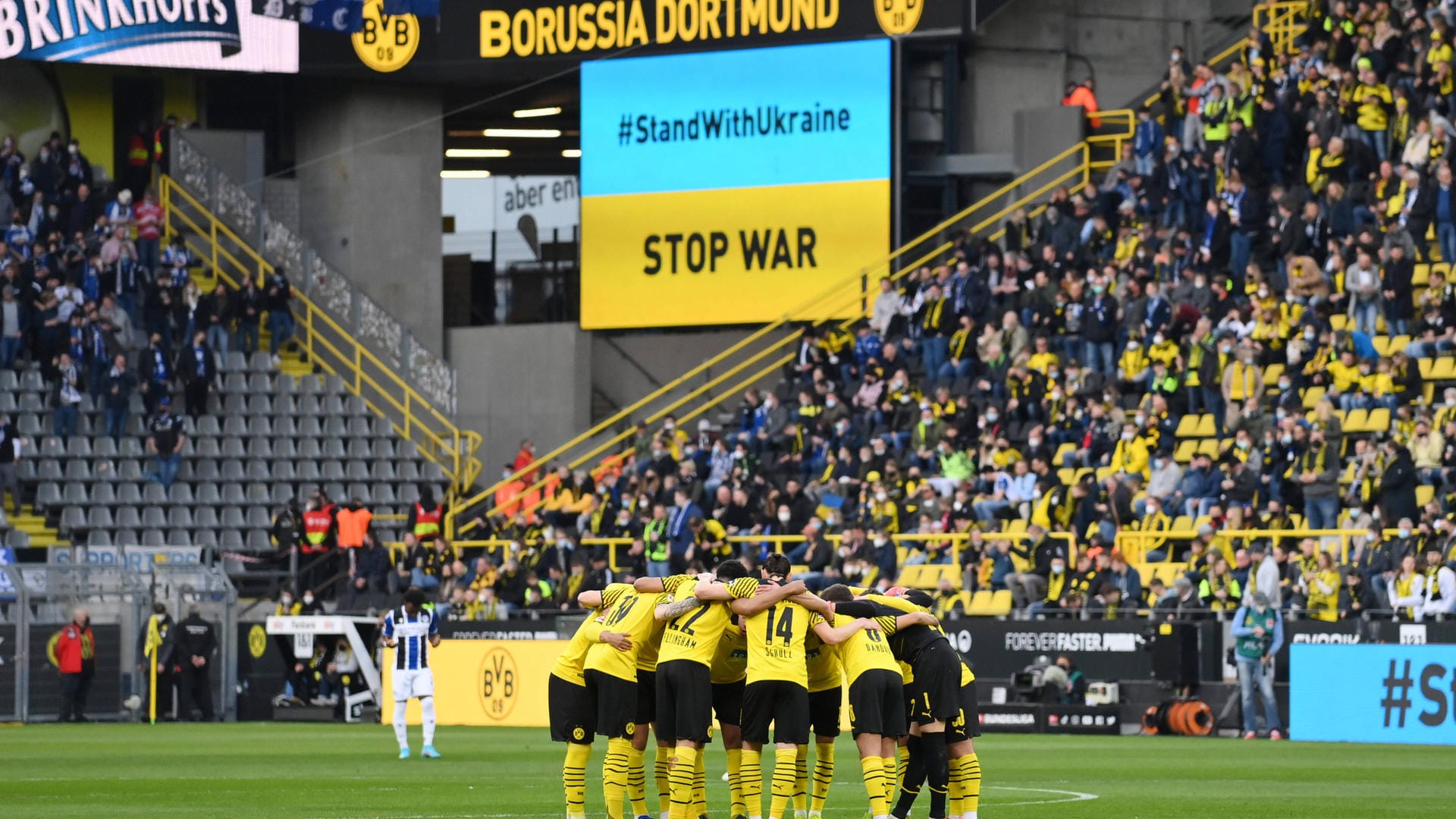 BVB Spielerkreis vor dem Anpfiff (Archiv). Der Club lässt vor dem Krieg geflohene Spieler mittrainieren. BVB Spielerkreis vor dem Anpfiff (Archiv). Der Club lässt vor dem Krieg geflohene Spieler mittrainieren.