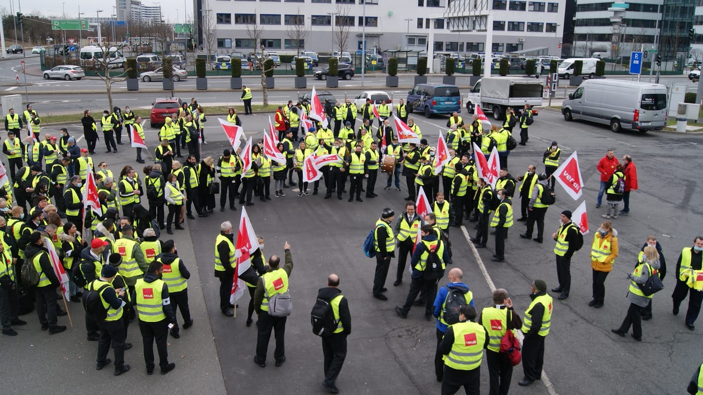 Streikende am Flughafen Frankfurt: Die Gewerkschaft verhandelt mit dem Arbeitgeberverband über einen neuen Tarifvertrag für bundesweit rund 25.000 Sicherheitskräfte