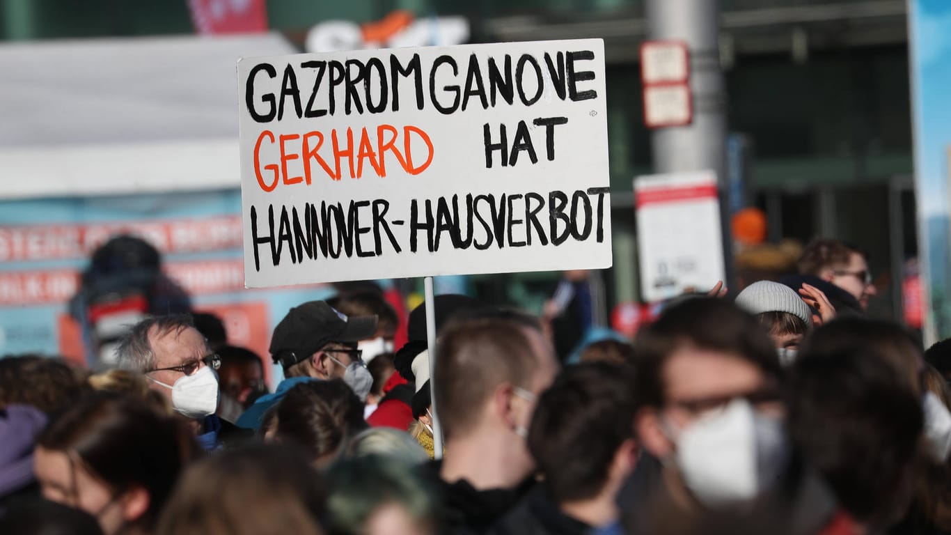 Bei Ukraine-Protesten in Hannover hält jemand ein Transparent gegen Schröder hoch (Archivbild): Ihm werden seine engen Beziehungen zu Russland vorgehalten.