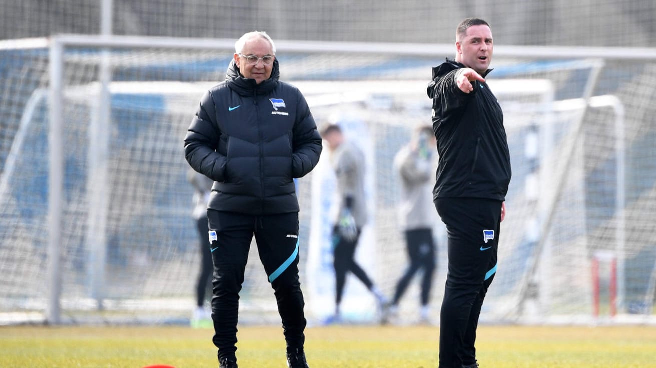 Felix Magath (li.) mit Co-Trainer Mark Fotheringham: Während der neue Hertha-Coach mehr beobachtetet, trat sein Assistent lautstark auf. Felix Magath (li.) mit Co-Trainer Mark Fotheringham: Während der neue Hertha-Coach mehr beobachtetet, trat sein Assistent lautstark auf.