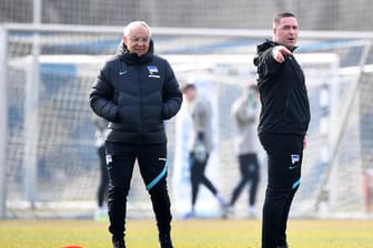 Felix Magath (li.) mit Co-Trainer Mark Fotheringham: Während der neue Hertha-Coach mehr beobachtetet, trat sein Assistent lautstark auf.