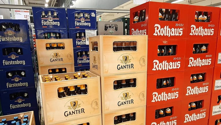 Bierflaschen im Supermarkt (Symbolbild): Brancheninsider schätzen, dass 20 Prozent der deutschen Bierflaschen aus der Ukraine und Russland stammen.