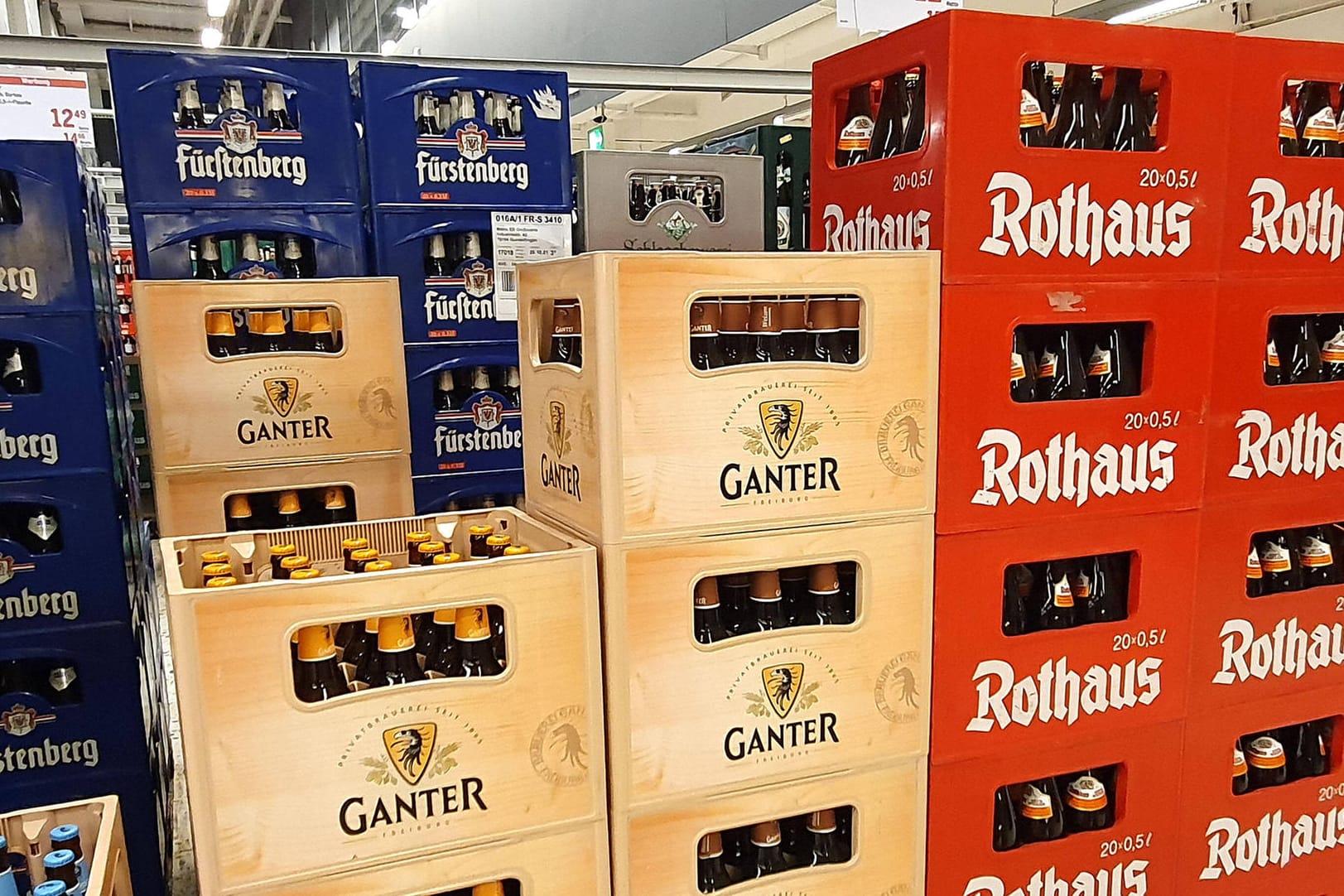 Bierflaschen im Supermarkt (Symbolbild): Brancheninsider schätzen, dass 20 Prozent der deutschen Bierflaschen aus der Ukraine und Russland stammen. Bierflaschen im Supermarkt (Symbolbild): Brancheninsider schätzen, dass 20 Prozent der deutschen Bierflaschen aus der Ukraine und Russland stammen.