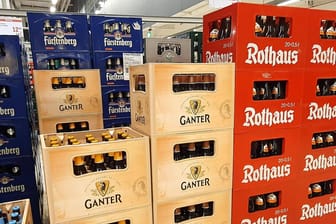 Bierflaschen im Supermarkt (Symbolbild): Brancheninsider schätzen, dass 20 Prozent der deutschen Bierflaschen aus der Ukraine und Russland stammen.