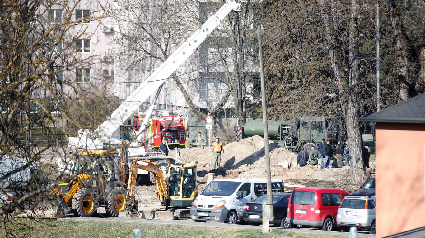 Einsatzkräfte bergen die Drohne in Zagreb: Etwa 40 Autos wurden beschädigt, verletzt wurde niemand.