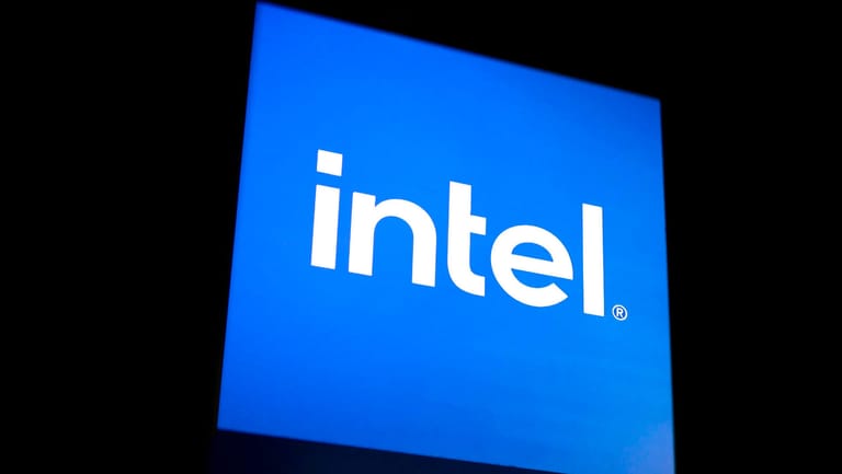 Intel-Logo (Symbolbild): Der US-amerikanische Konzern will mehrere Milliarden in Deutschland investieren.