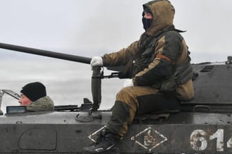 Russische Soldaten auf einem Panzer: "Sie bleiben fast überall auf der Stelle".