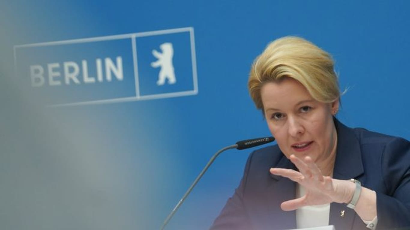 Franziska Giffey (SPD), regierende Bürgermeisterin von Berlin, spricht auf einer Pressekonferenz: Auf einen sogenannten "Freedom Day" müssen die Hauptstädter noch warten.