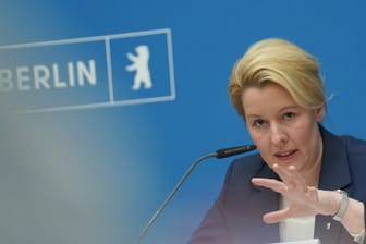 Franziska Giffey (SPD), regierende Bürgermeisterin von Berlin, spricht auf einer Pressekonferenz: Auf einen sogenannten "Freedom Day" müssen die Hauptstädter noch warten.