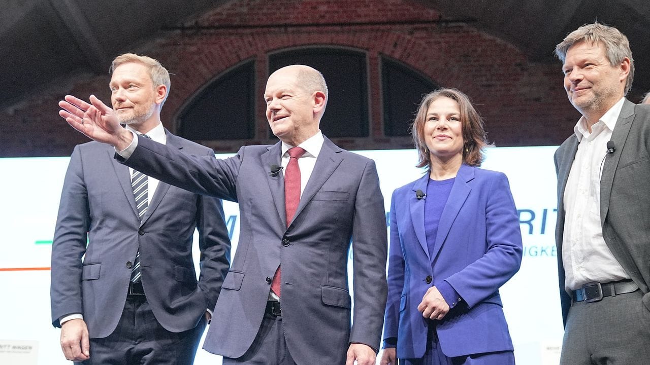 Strahlende Gesichter: Christian Lindner, Olaf Scholz, Annalena Baerbock und Robert Habeck am Ende der Koalitionsverhandlungen im Dezember.