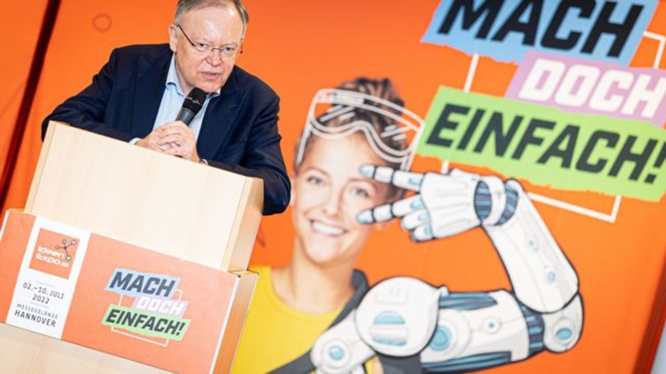 Stephan Weil (SPD), Ministerpräsident von Niedersachsen, besucht die Auftaktveranstaltung der "IdeenExpo Roadshow" in Laatzen.