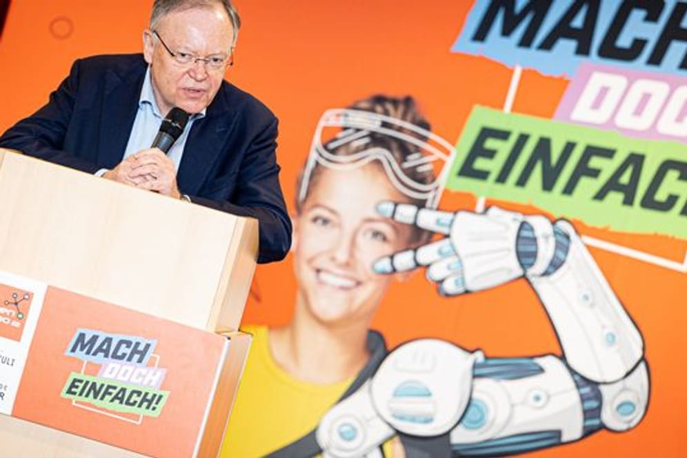 Stephan Weil (SPD), Ministerpräsident von Niedersachsen, besucht die Auftaktveranstaltung der "IdeenExpo Roadshow" in Laatzen.