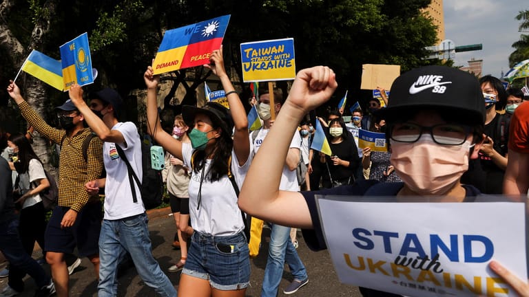 Proteste in Taipeh: Im demokratischen Taiwan positioniert man sich klar zum Ukraine-Krieg.