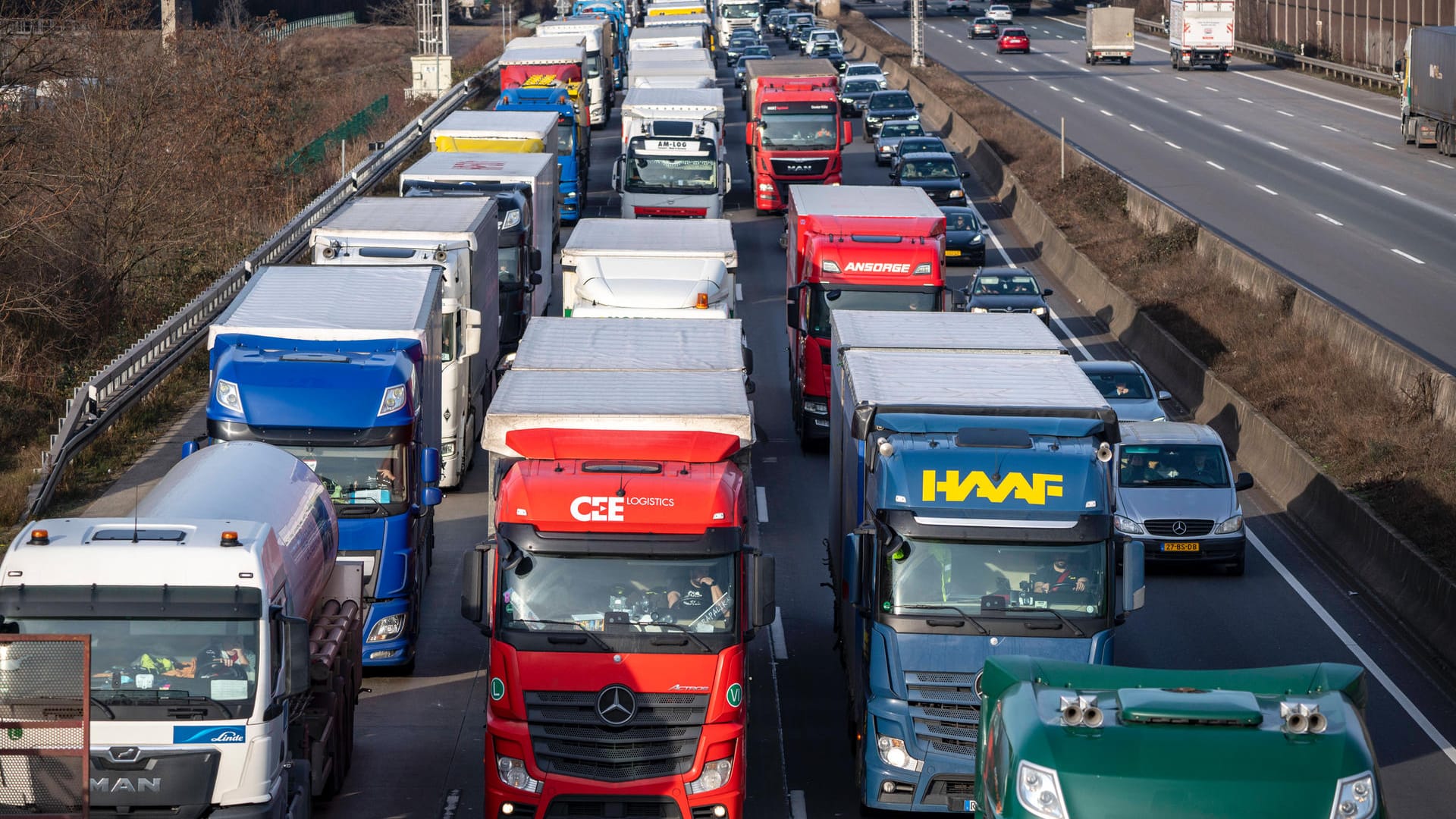 Stau auf der A3 (Symbolfoto): Am Dienstagnachmittag ging nichts mehr auf der A3 Richtung Köln. Ein Laster war offenbar ungebremst in ein Stauende gefahren.