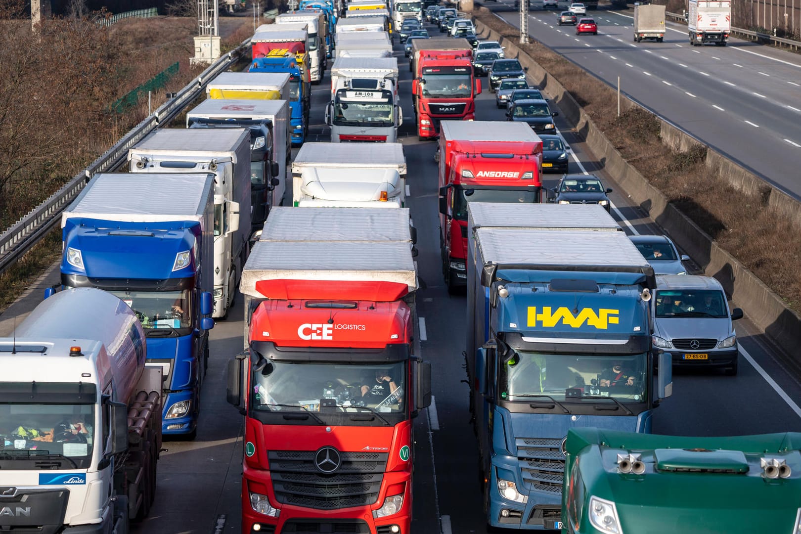 Stau auf der A3 (Symbolfoto): Am Dienstagnachmittag ging nichts mehr auf der A3 Richtung Köln. Ein Laster war offenbar ungebremst in ein Stauende gefahren.