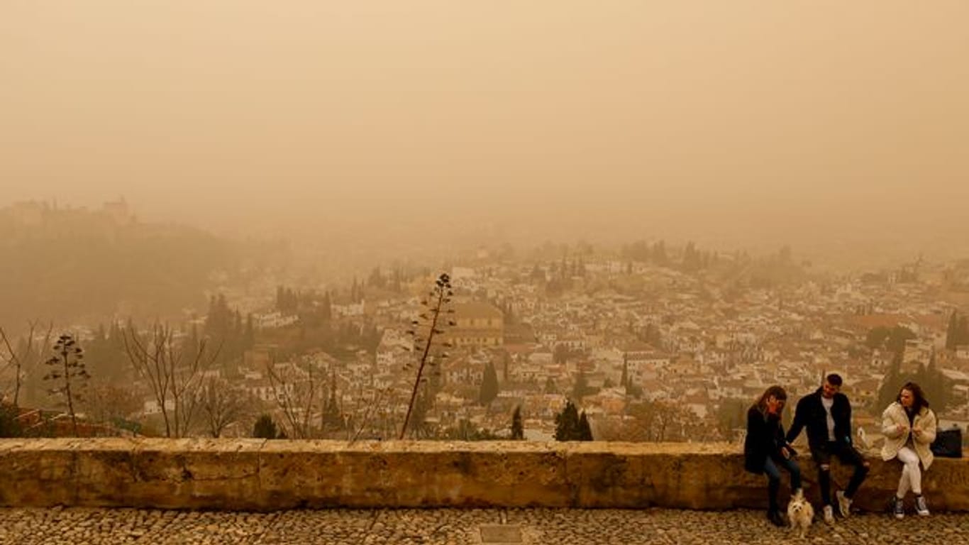 Die Sicht auf die Stadt Granada von der Alhambra ist durch Saharastaub getrübt.