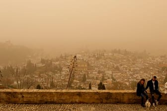 Die Sicht auf die Stadt Granada von der Alhambra ist durch Saharastaub getrübt.