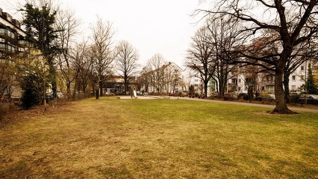 In diesem Park in München ist bei einem gewalttätigen Streit von Jugendlichen ein 18-Jähriger getötet und ein 15-Jähriger schwer verletzt worden. In diesem Park in München ist bei einem gewalttätigen Streit von Jugendlichen ein 18-Jähriger getötet und ein 15-Jähriger schwer verletzt worden.