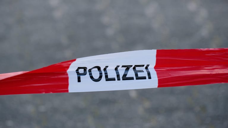 Polizeiabsperrung (Symbolbild): In Frankfurt-Oberrad ist am Samstagabend eine Leiche entdeckt worden.